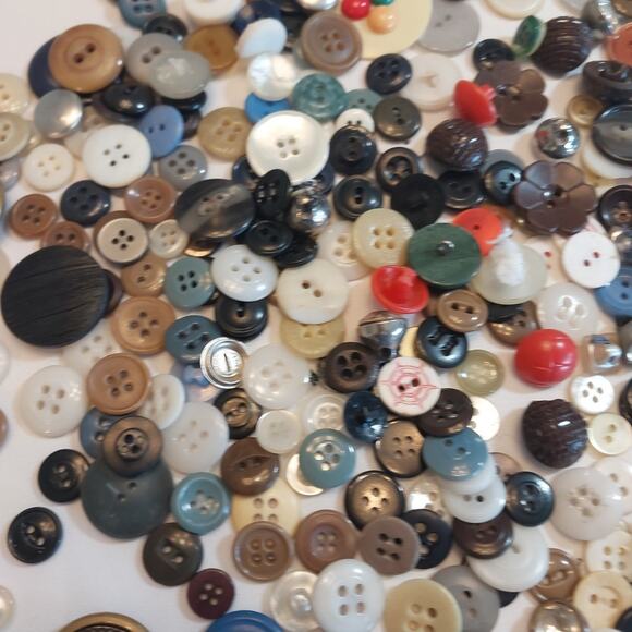 Mixed Lot Of Vintage Buttons Multiple Sizes And Styles‎ - Picture 2 of 3